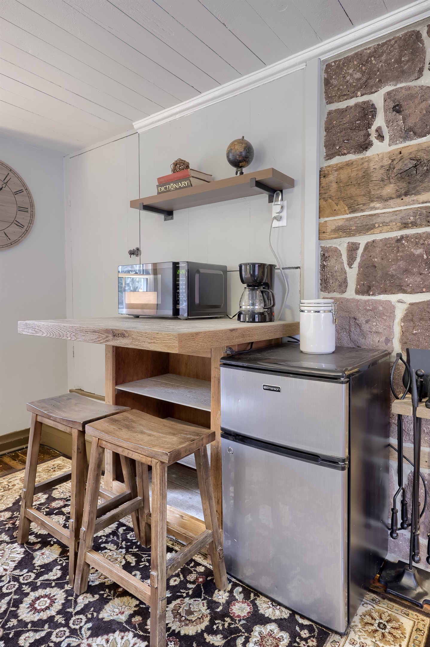 Summer Kitchen Amenities: Mini Fridge, Coffee, Microwave. Quietness. ;)