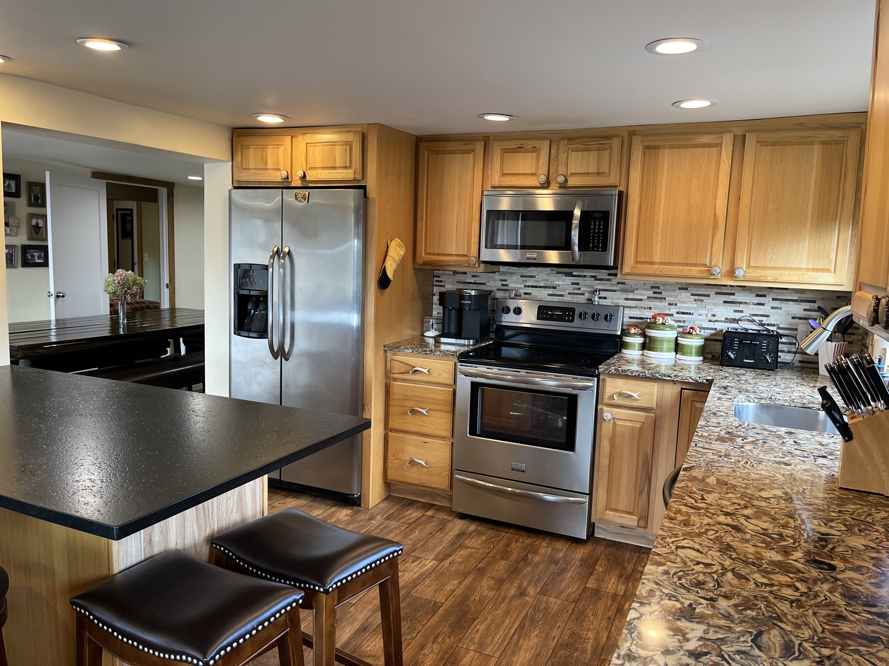 Kitchen w/ combo Keurig/coffee pot