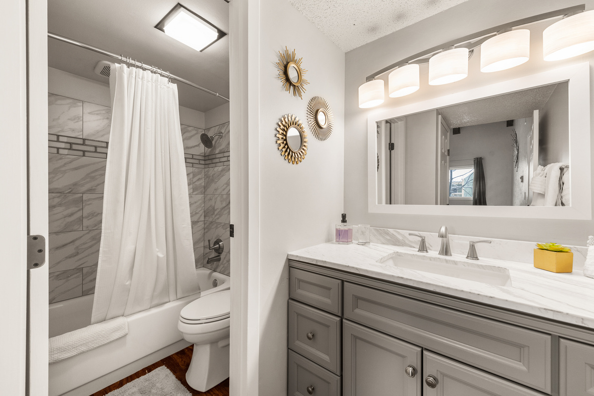 Ensuite Bathroom 1| Vanity Area | Shower and Tub Combo | Toilet