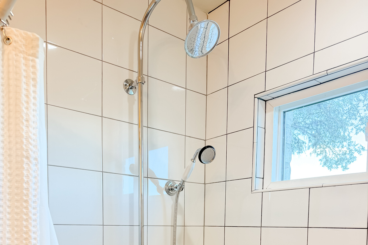 Light and warming guest bathroom