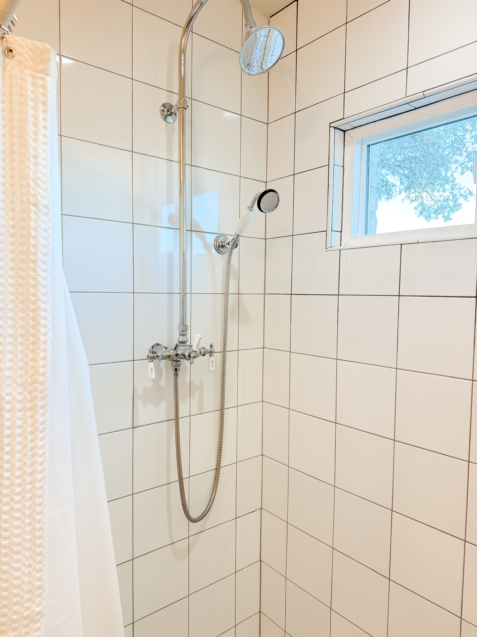 Light and warming guest bathroom
