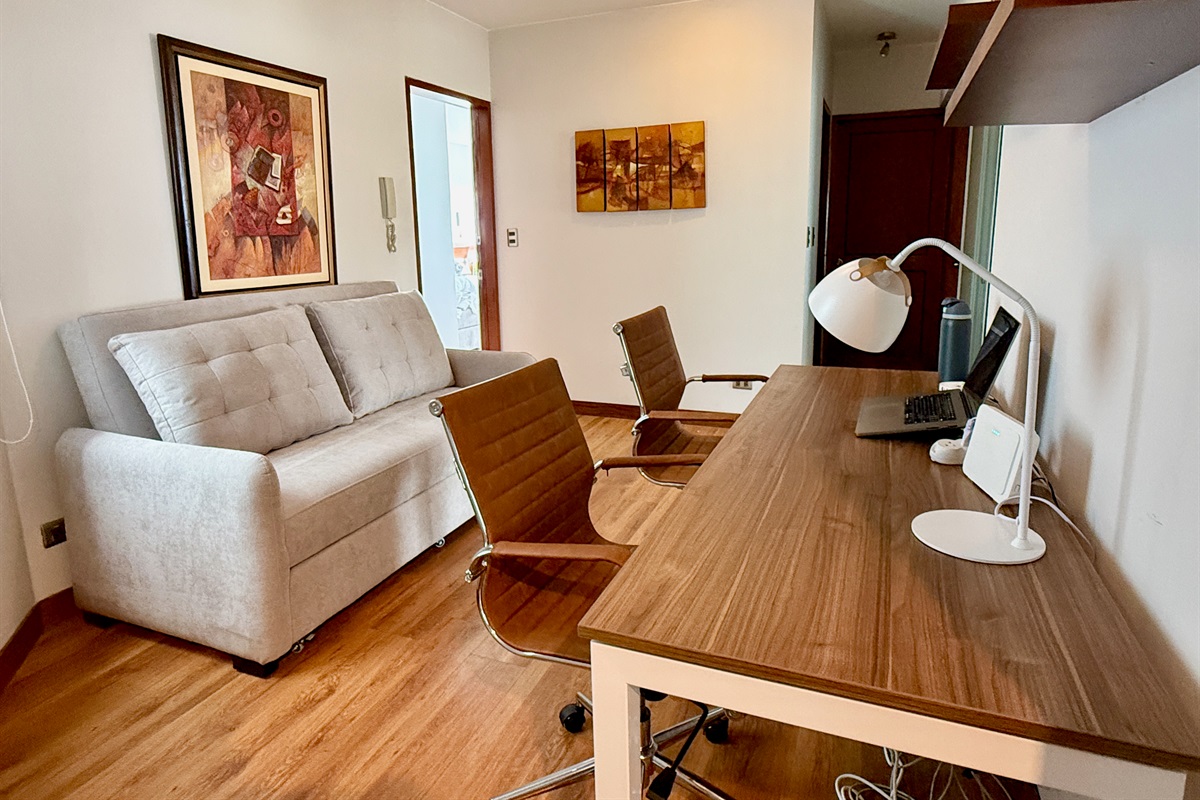 High-speed 500 Mbps fiber optic internet dedicated workspace — ideal for remote work.