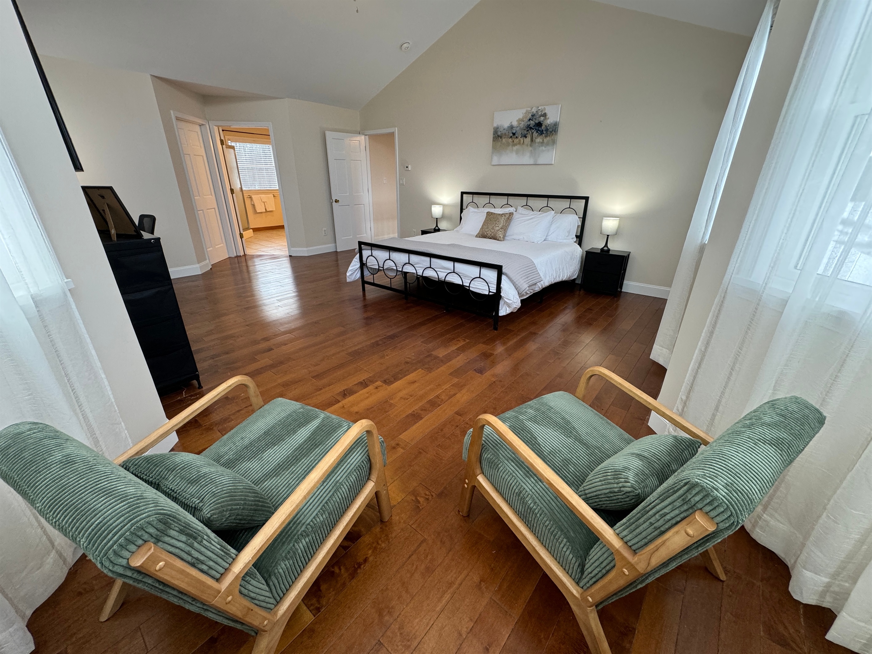 King primary bedroom with ensuite bath