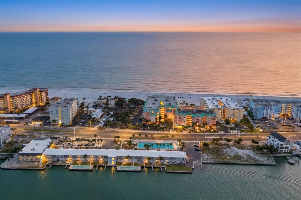 Studio, waterfront, walk across the street to Indian Shores Beach!