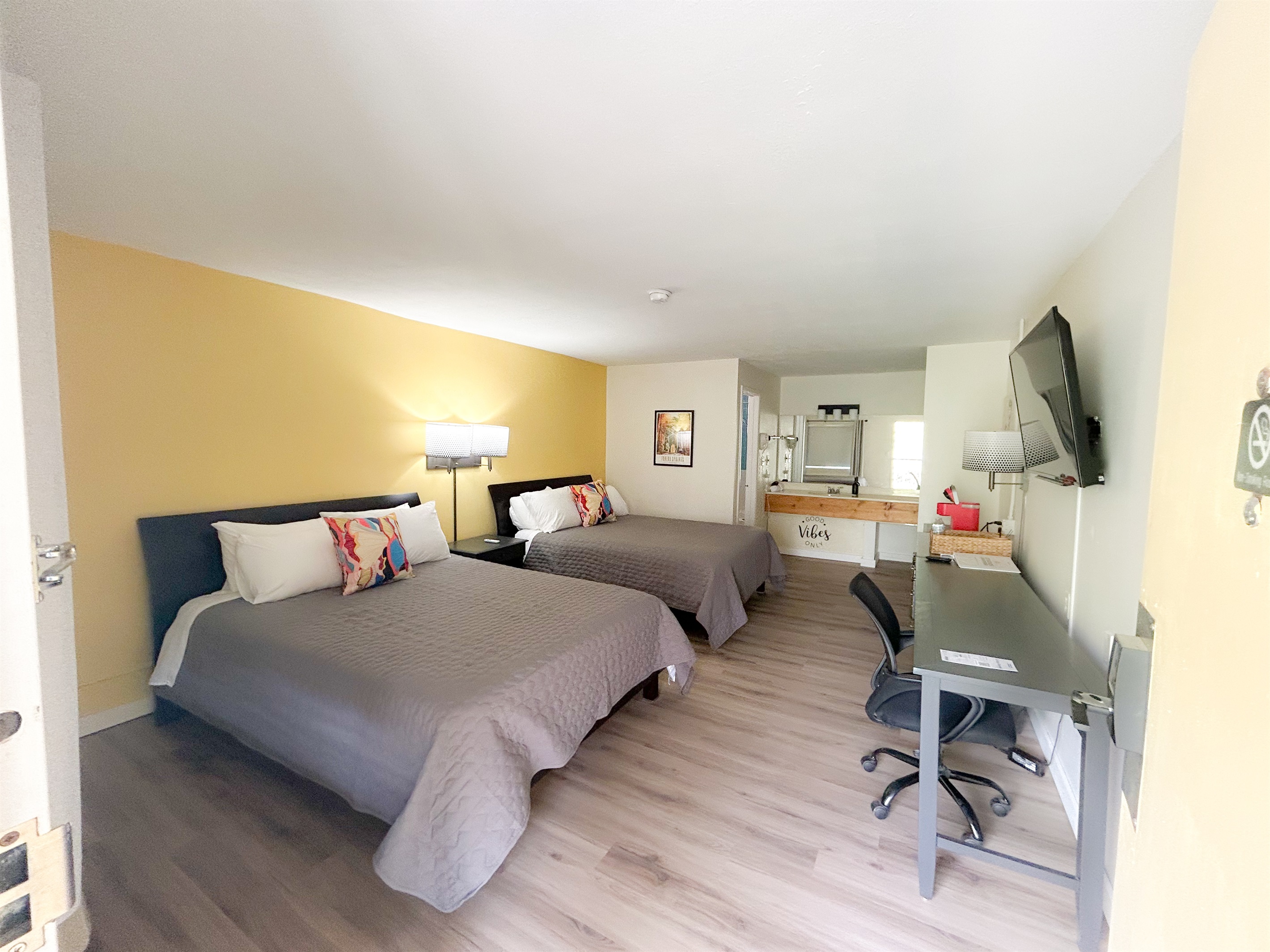 Main Room - 2 queen beds