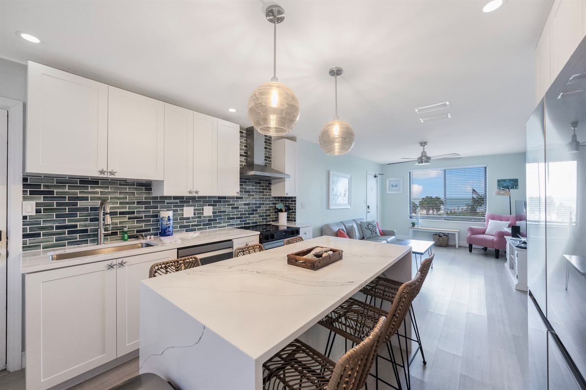 Gorgeous Kitchen! Equipped with cooking/eating/drinking utensils