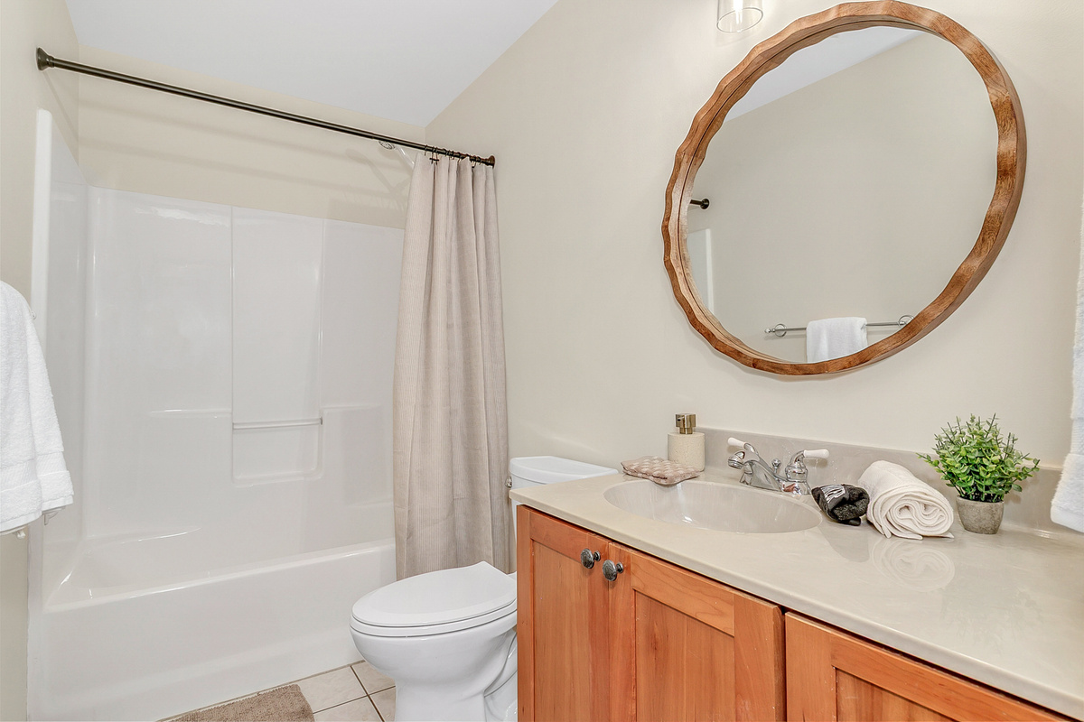 Main Level Hall Bathroom with Tub/Shower combo