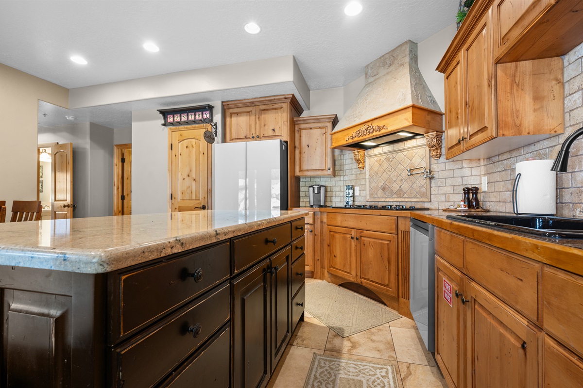 Spacious island perfect for morning coffee, après-ski snacks, or evening drinks.