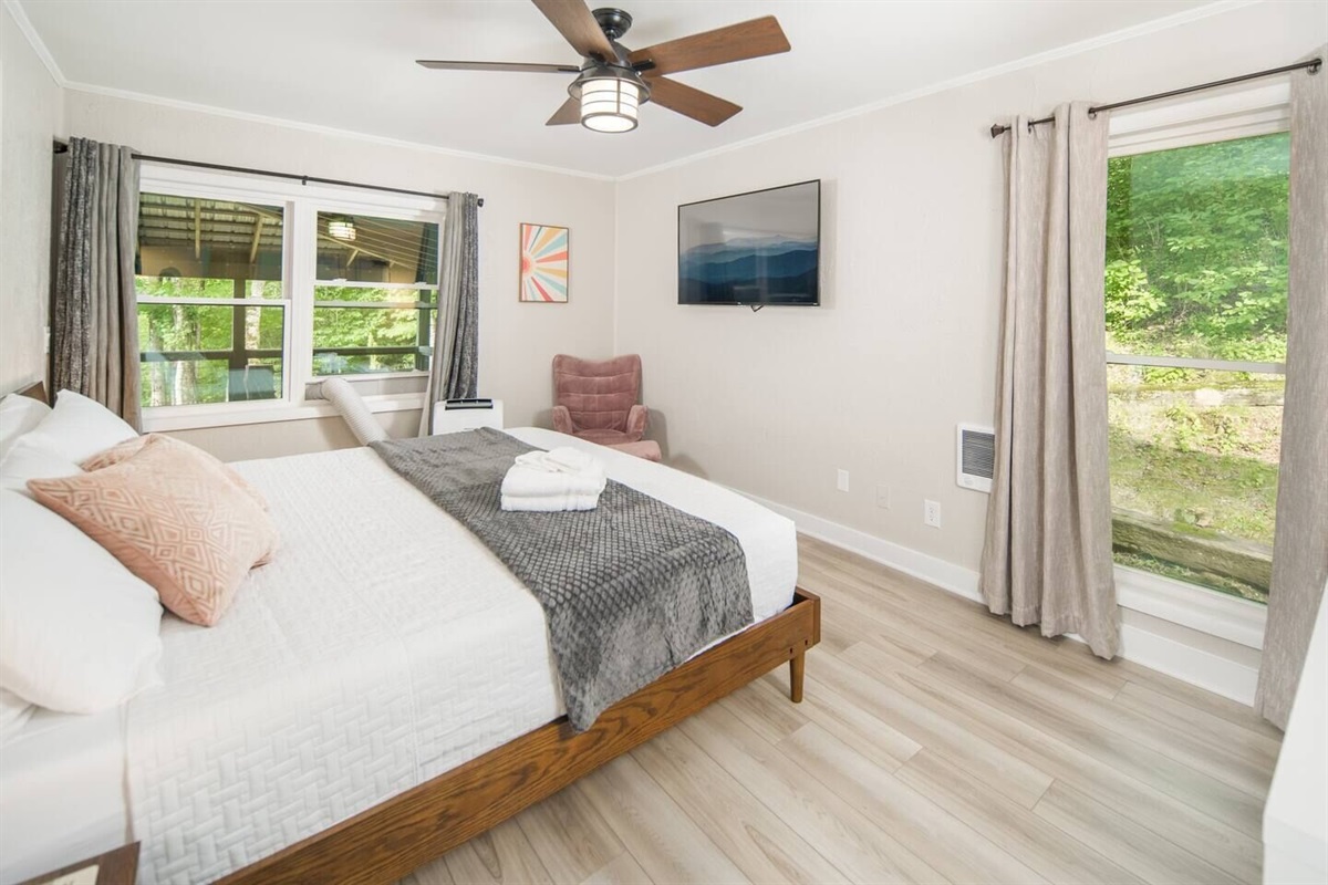 Unit 6: Bedroom #1 (King) Includes Roku TV (Hulu+, ESPN+, & Disney+)