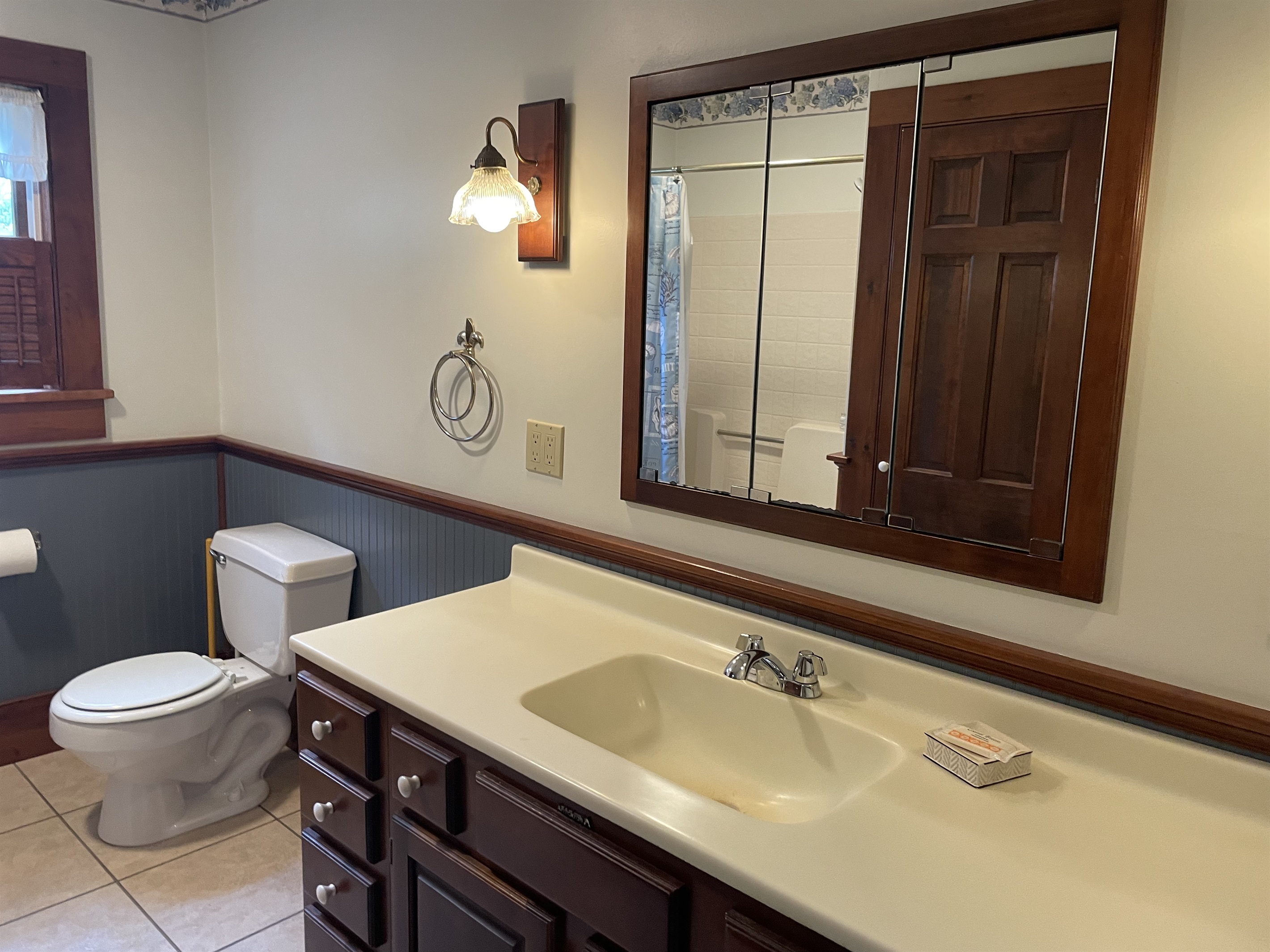 1st floor bath with tub/shower