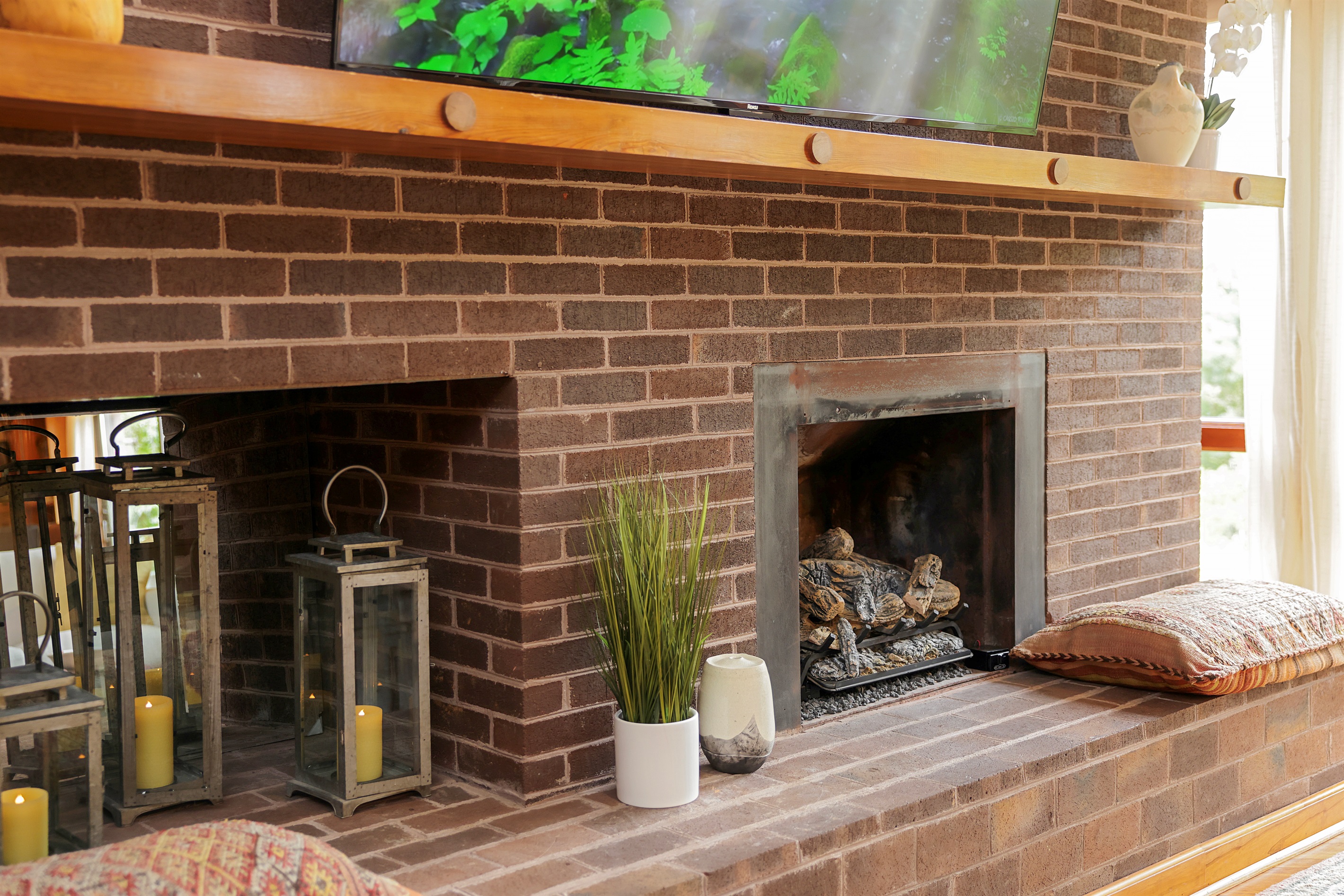 Even more places to sit and gather in the main floor Great Room! 