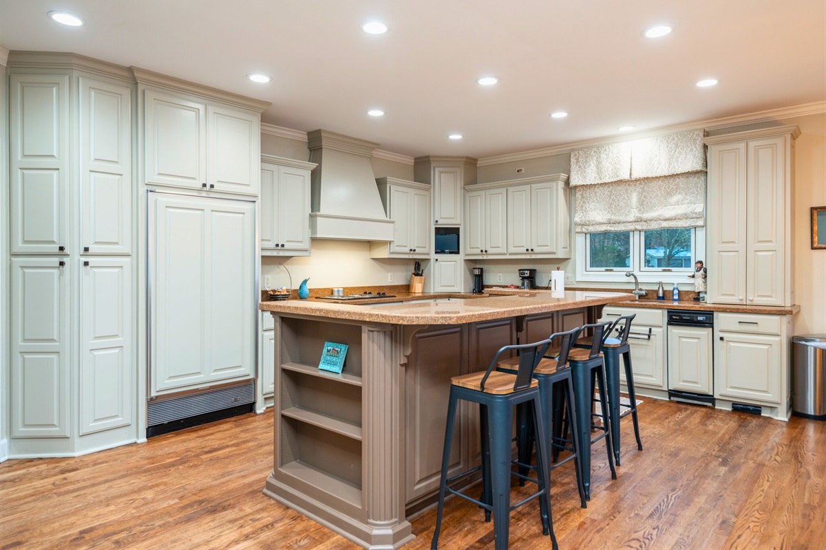 [Kitchen] Have a Quick Morning Bite to Eat at the Kitchen Island Before Heading Out onto Lake Hamilton