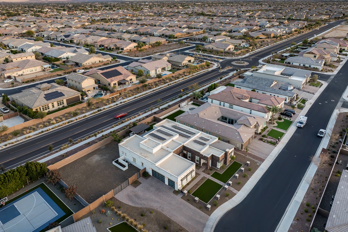 The Grand Peoria Estate – 5BR / 4.5BA Luxury + Casita — Modern Home | Sleeps 10 | Family Escape w/ Casita, Peoria, Arizona