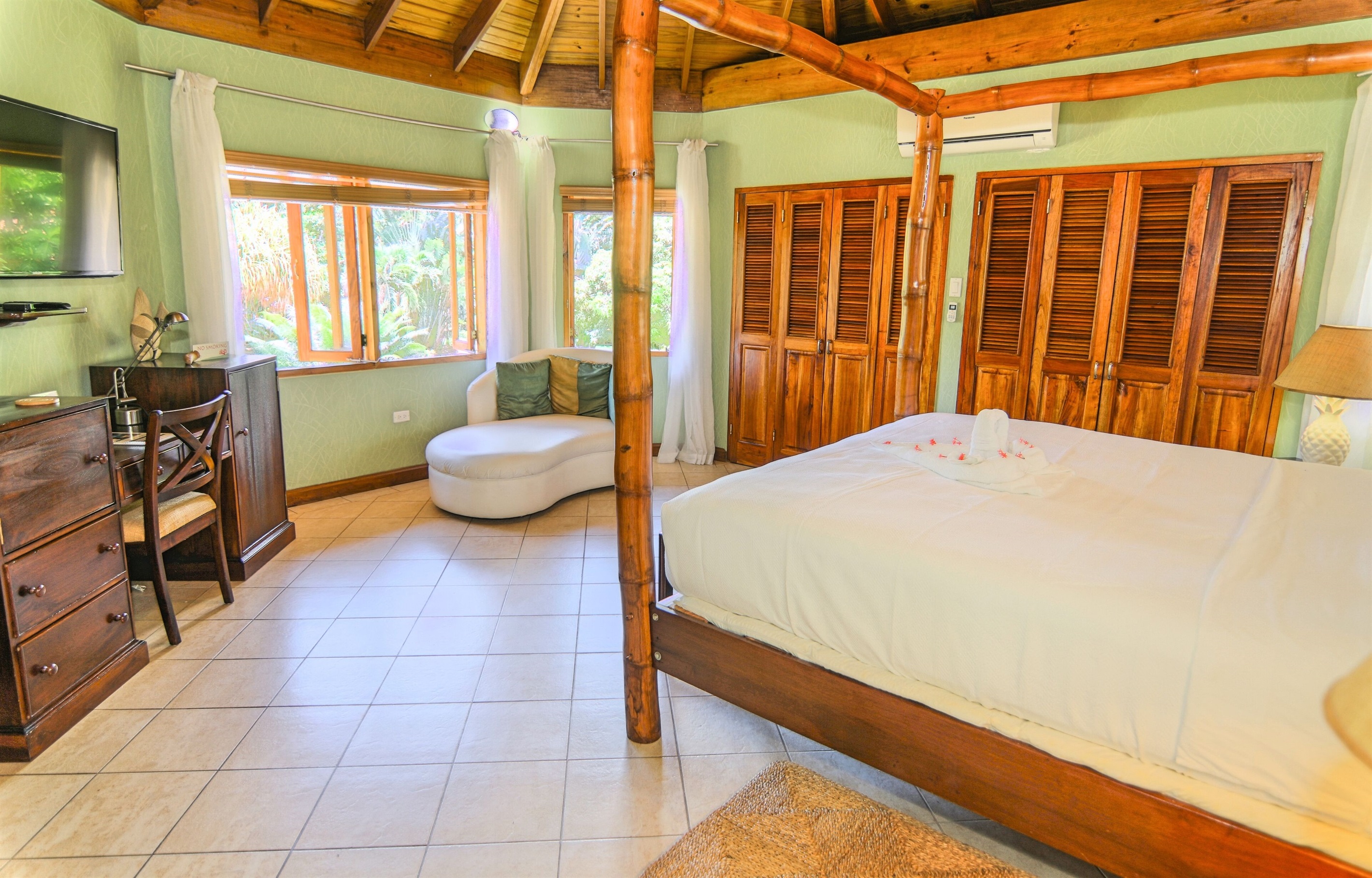 Garden View Upper-Level Bedroom: Rhapsody in Green