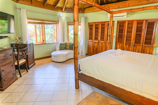 Garden View Upper-Level Bedroom: Rhapsody in Green