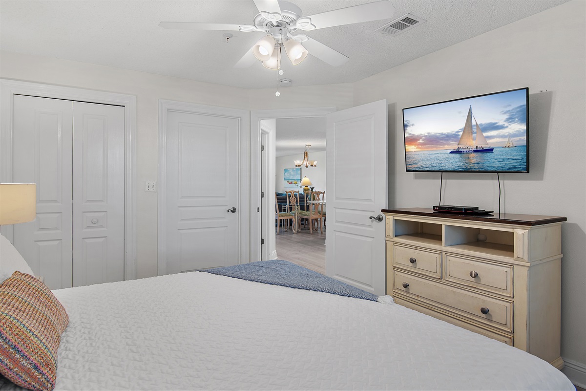 Bedroom 2: KING BED, 50" Smart TV, Closet, Bathroom Remodeled Walk in Shower (Sleeps 2)