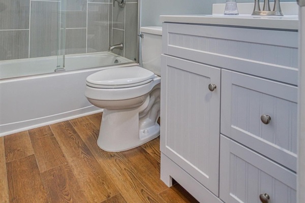 Hall Bathroom with Tub/Shower