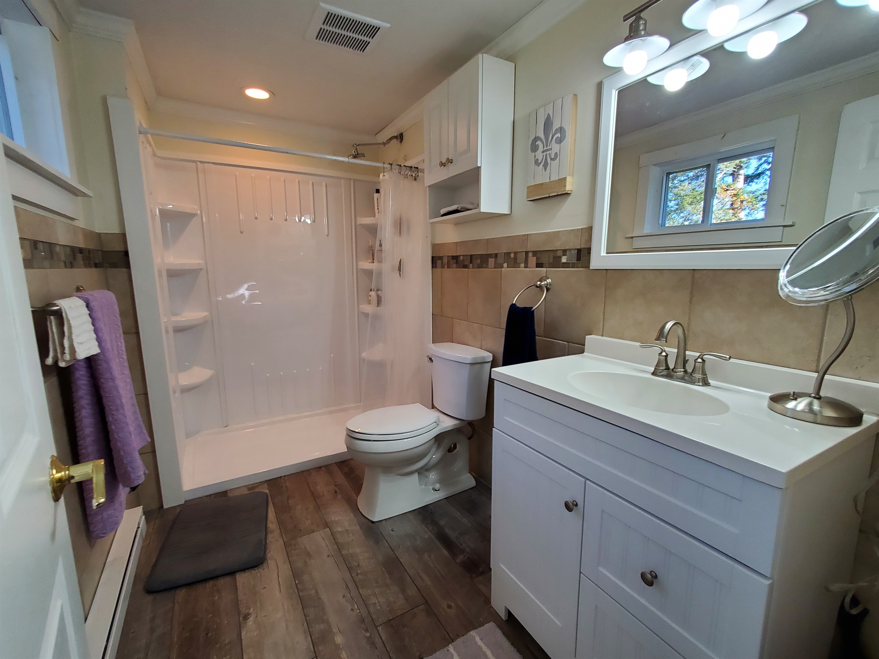 Primary bedroom bath en suite w/ shower