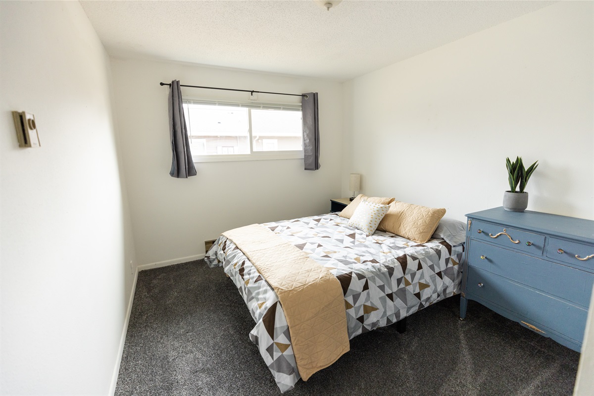 Queen memory foam mattress 4 pillows, comforter and quilt.