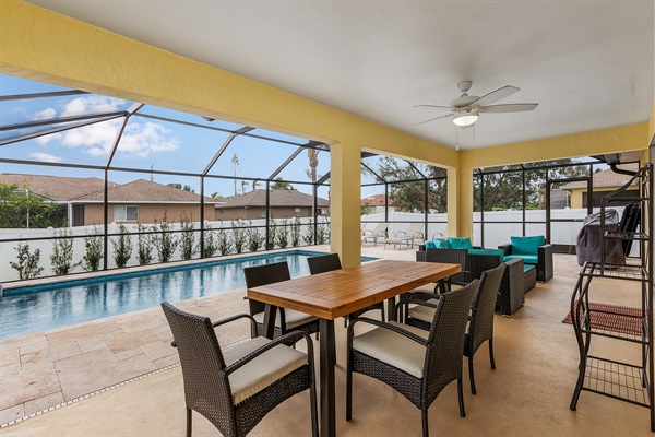 Outside dining in the lanai.