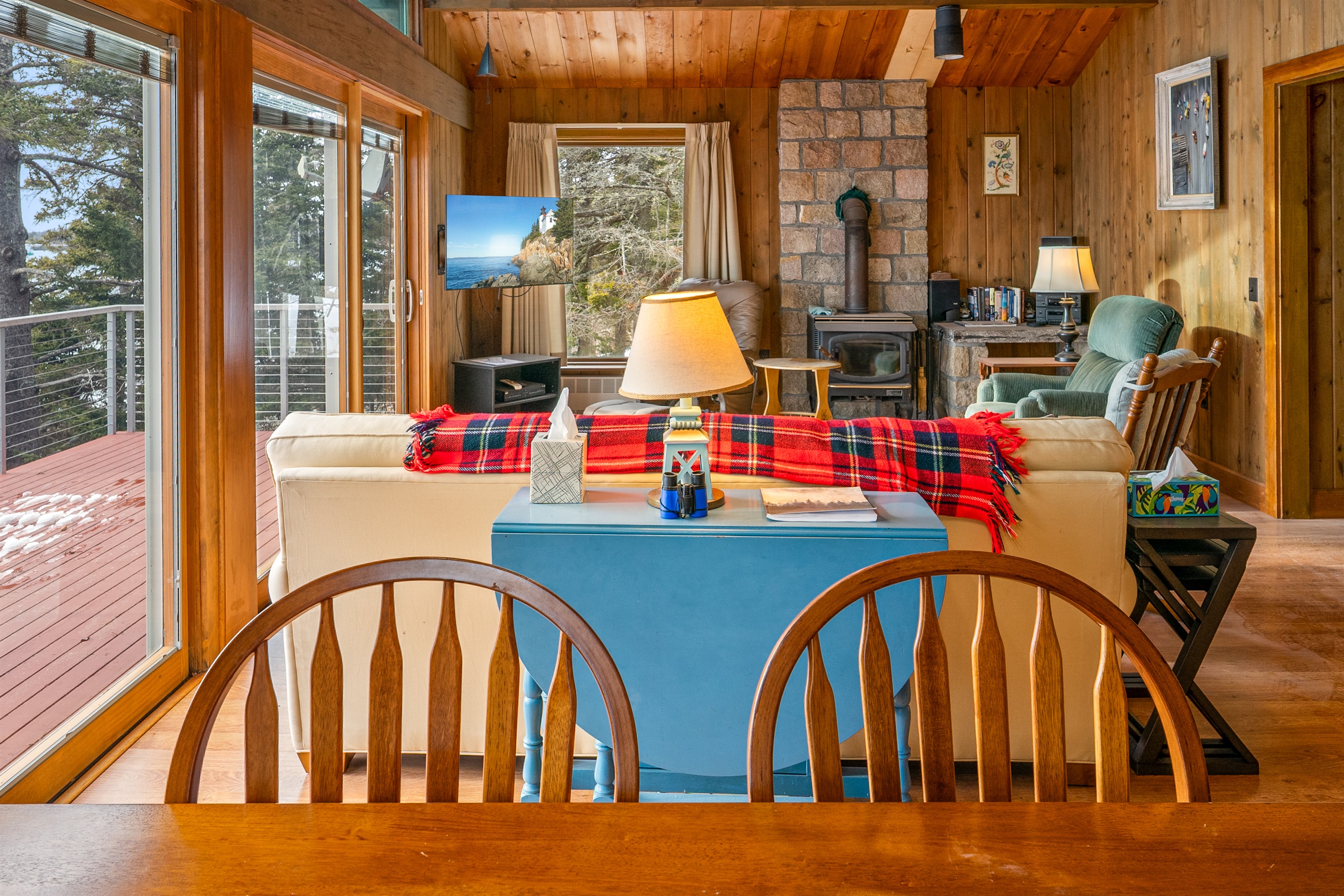 Stay connected while eating or relaxing