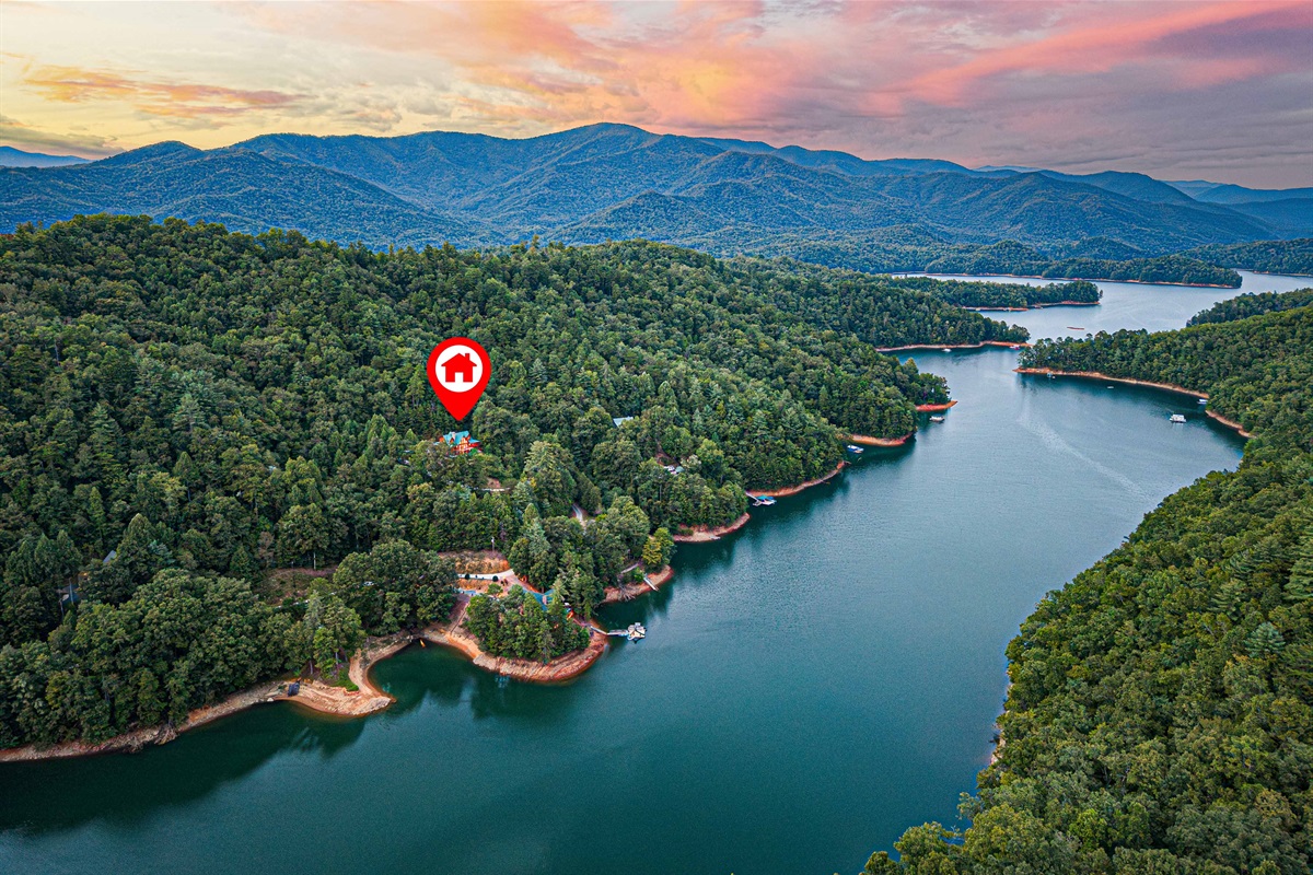 Scenic Retreat: Stunning views of the lake and mountains await you in our nature-filled paradise!