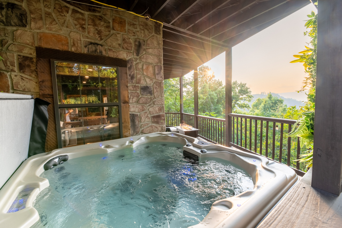 Private 7-person hot tub with views