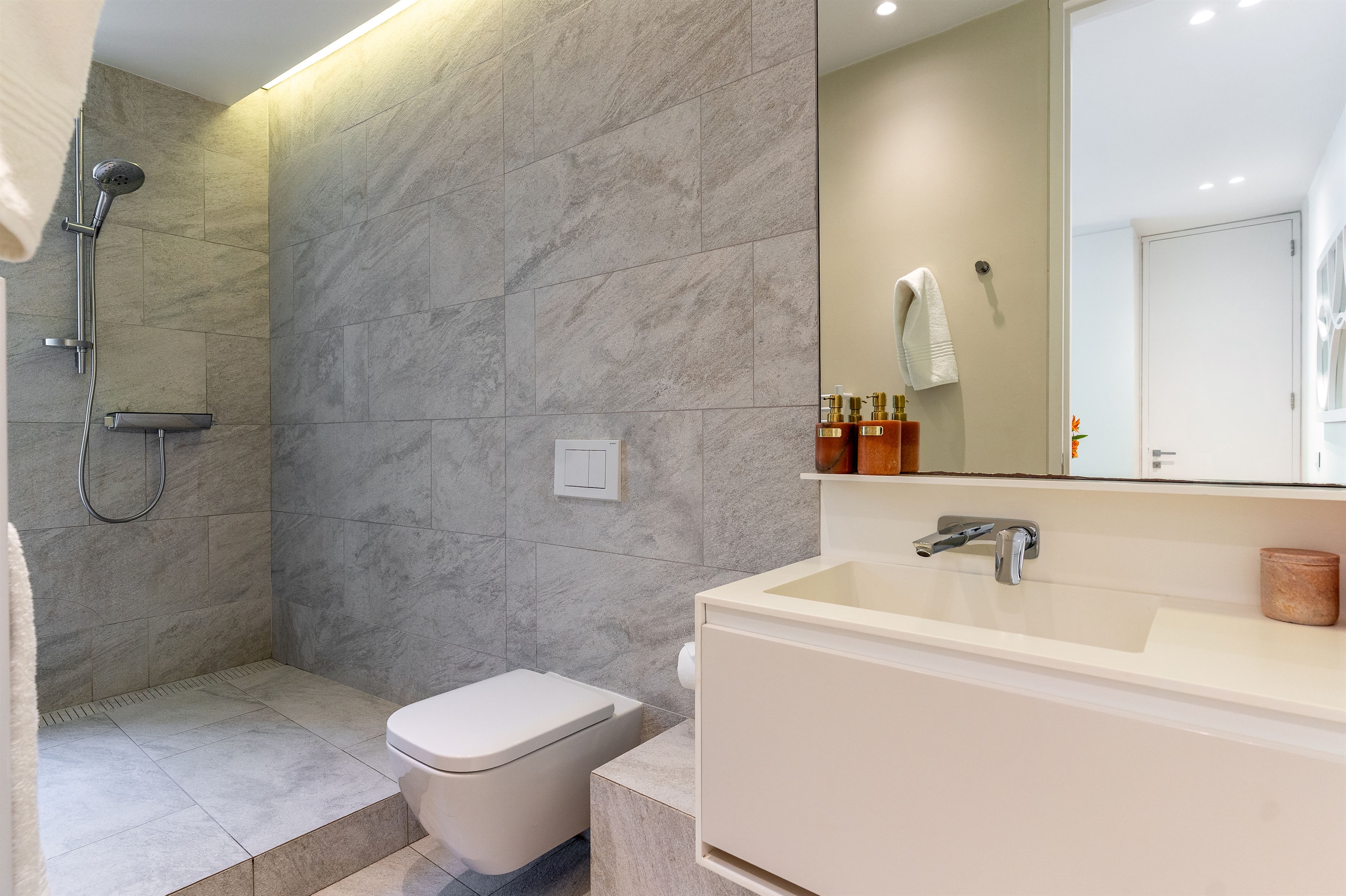 Bedroom 2 en-suite walk in shower