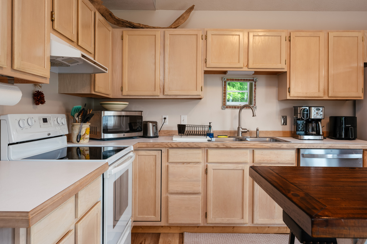 Fully Equipped Kitchen & Dining Area
