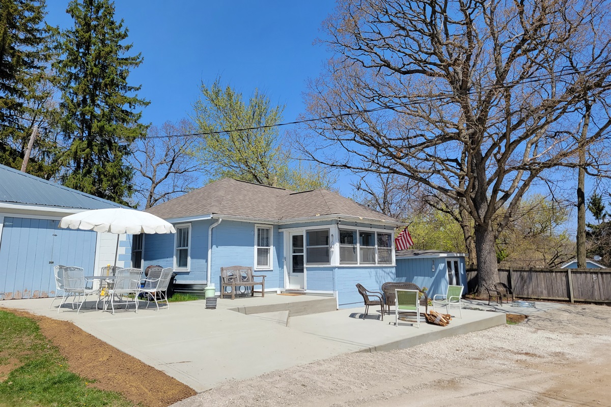 Adorable Cottage - Patio Fire Pit