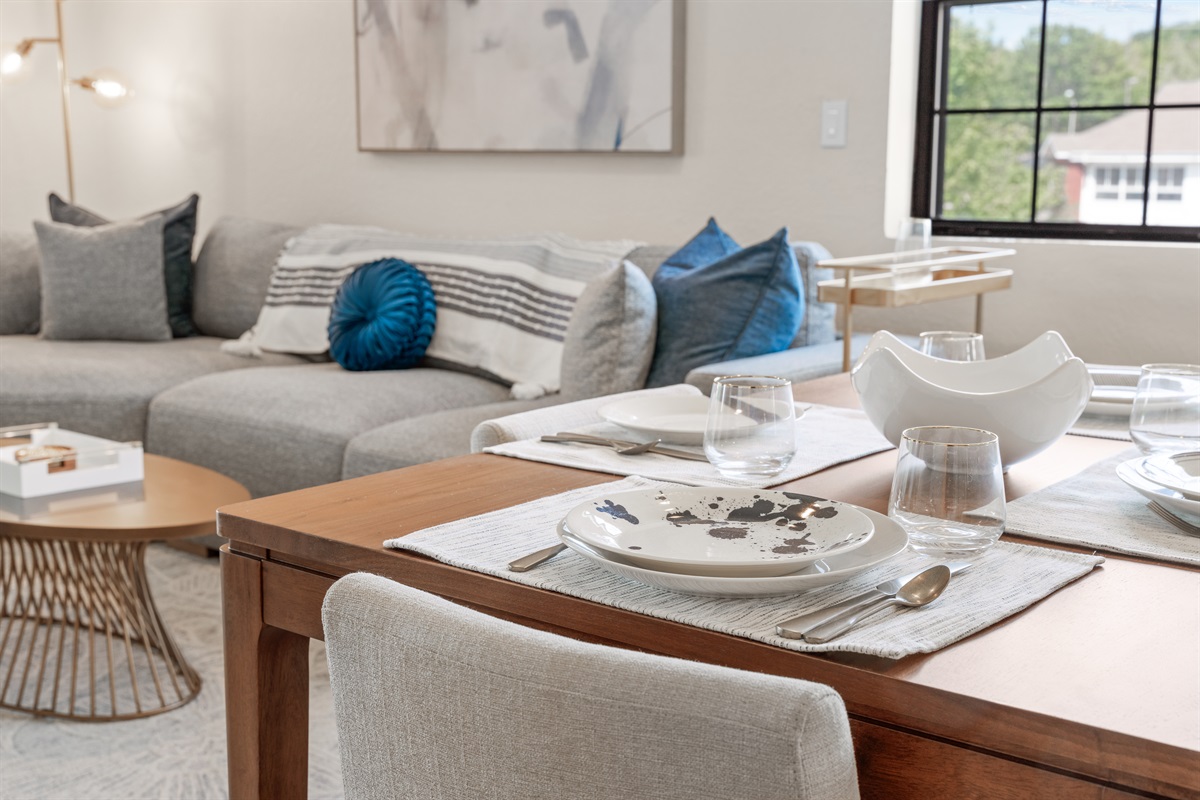 🍷 Enjoy casual dining in a light-filled space with views of the golf course and stylish decor all around.