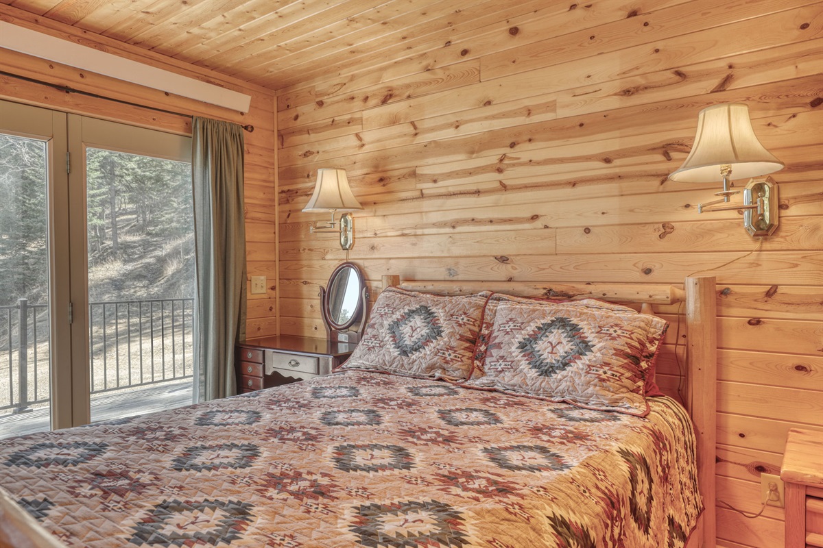 Bedrrom 2 with Queen bed and TV
