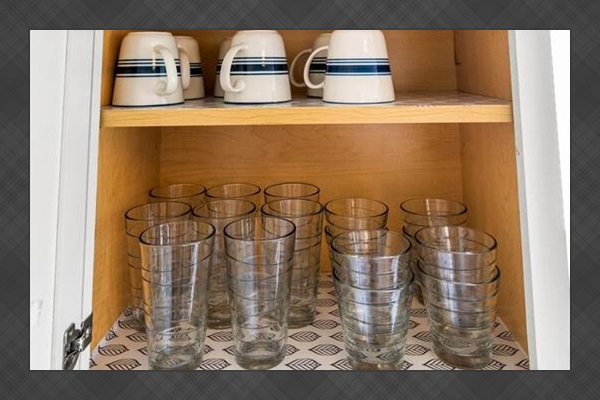 Neatly organized with classic mugs and plenty of glassware—everything you need for your morning coffee or an evening drink.

