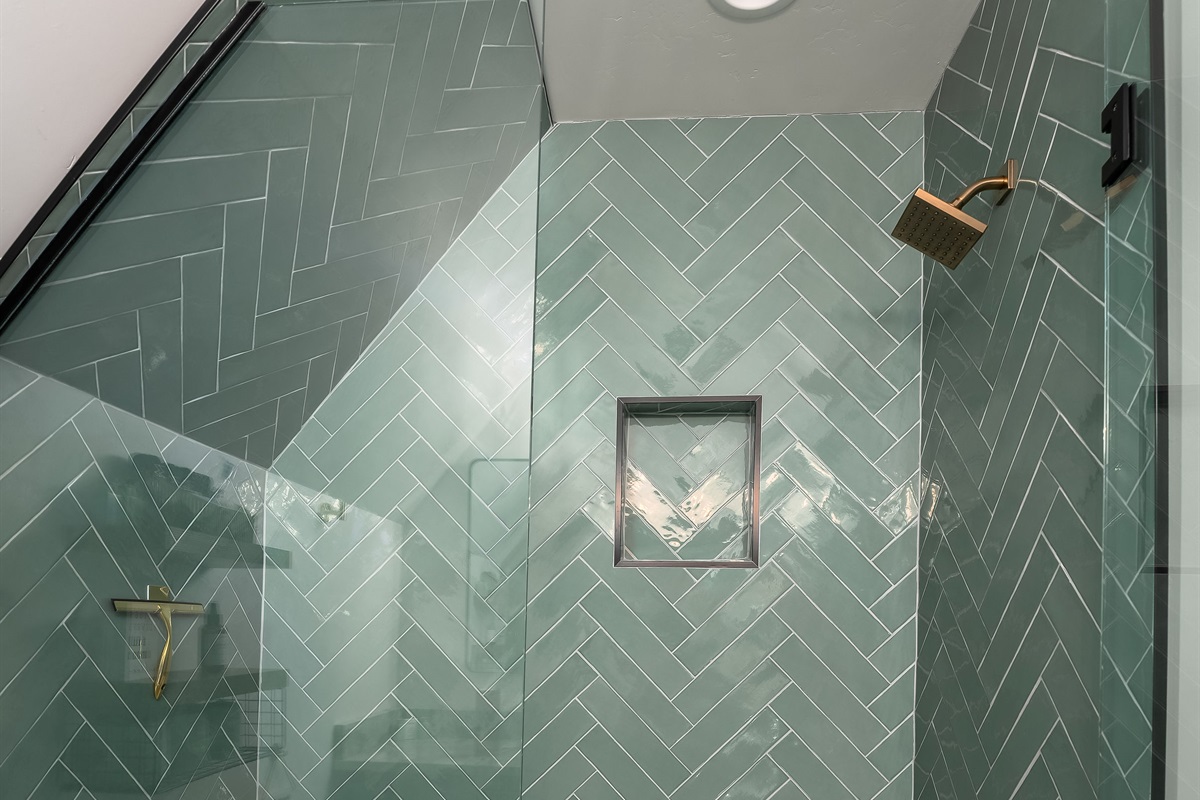 Tub/Shower Combo on Main Floor