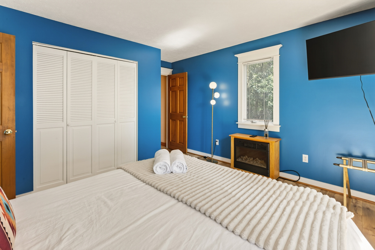 Additional view of the blue bedroom