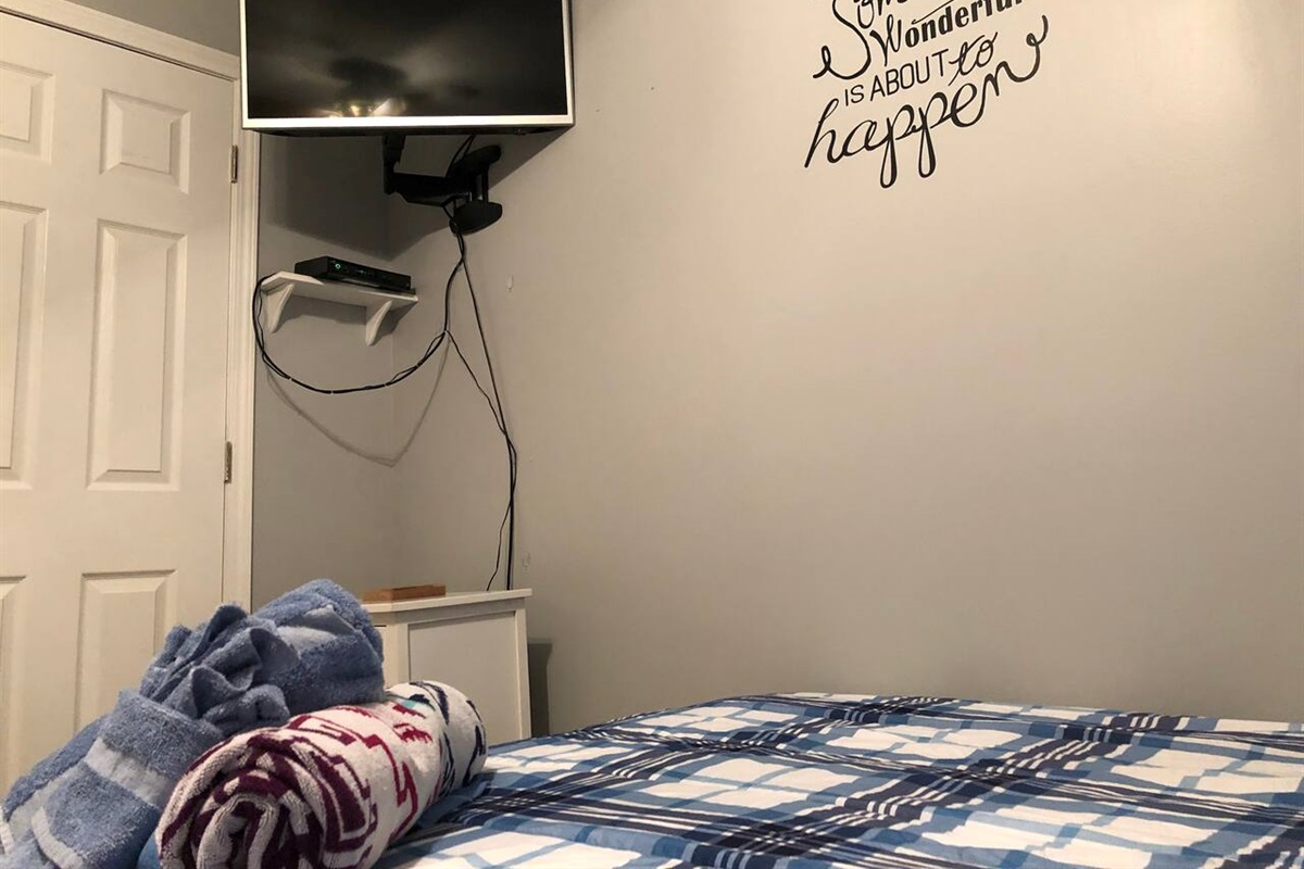 3rd bedroom with Full size Bed and Twin Bed, cable tv, closet