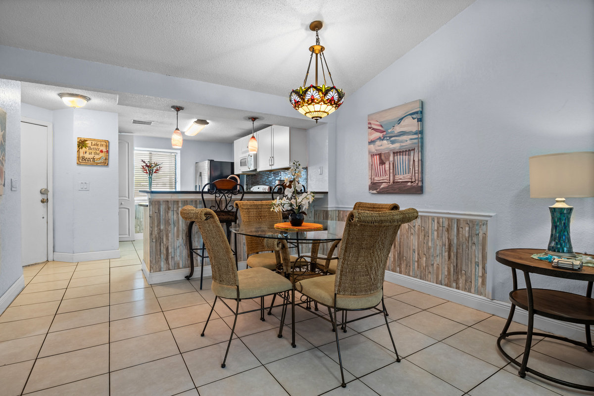 Dining area seats 4. Plus 2 additional seats at the kitchen bar area.