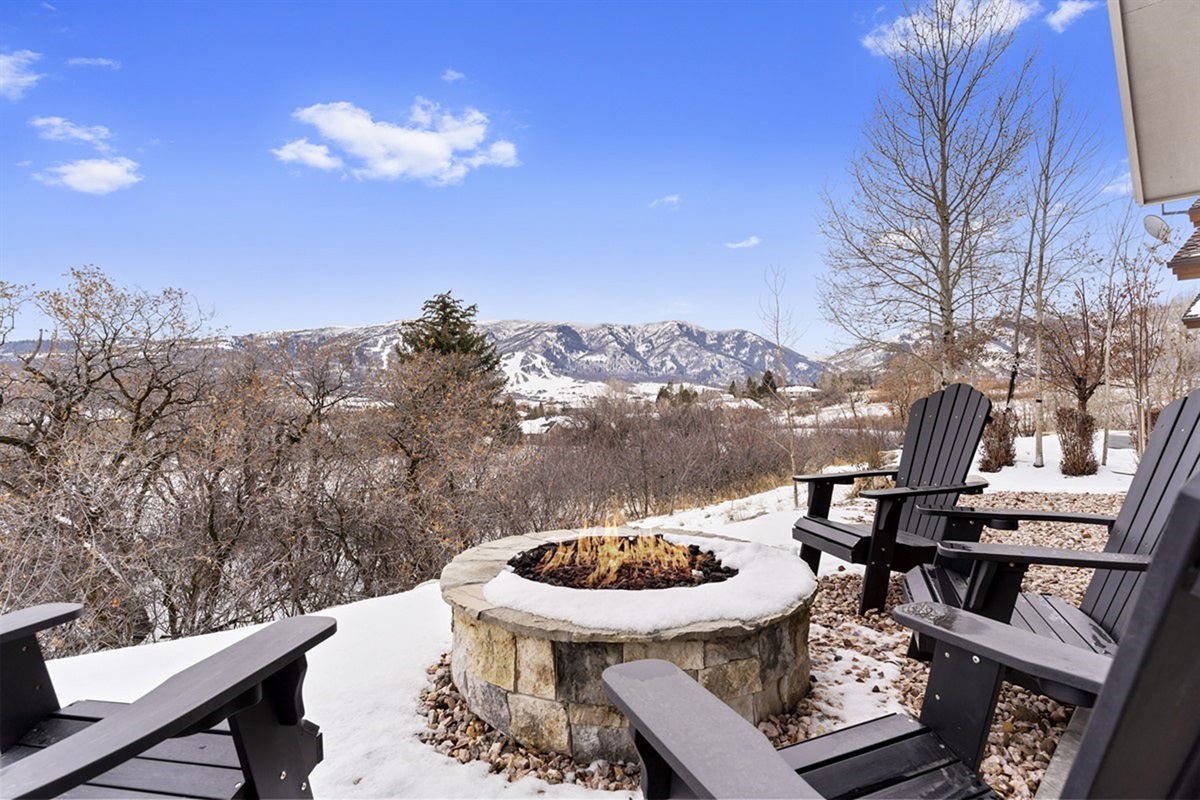 Gather around the outdoor fire pit and take in the peaceful mountain scenery—perfect for crisp evenings.