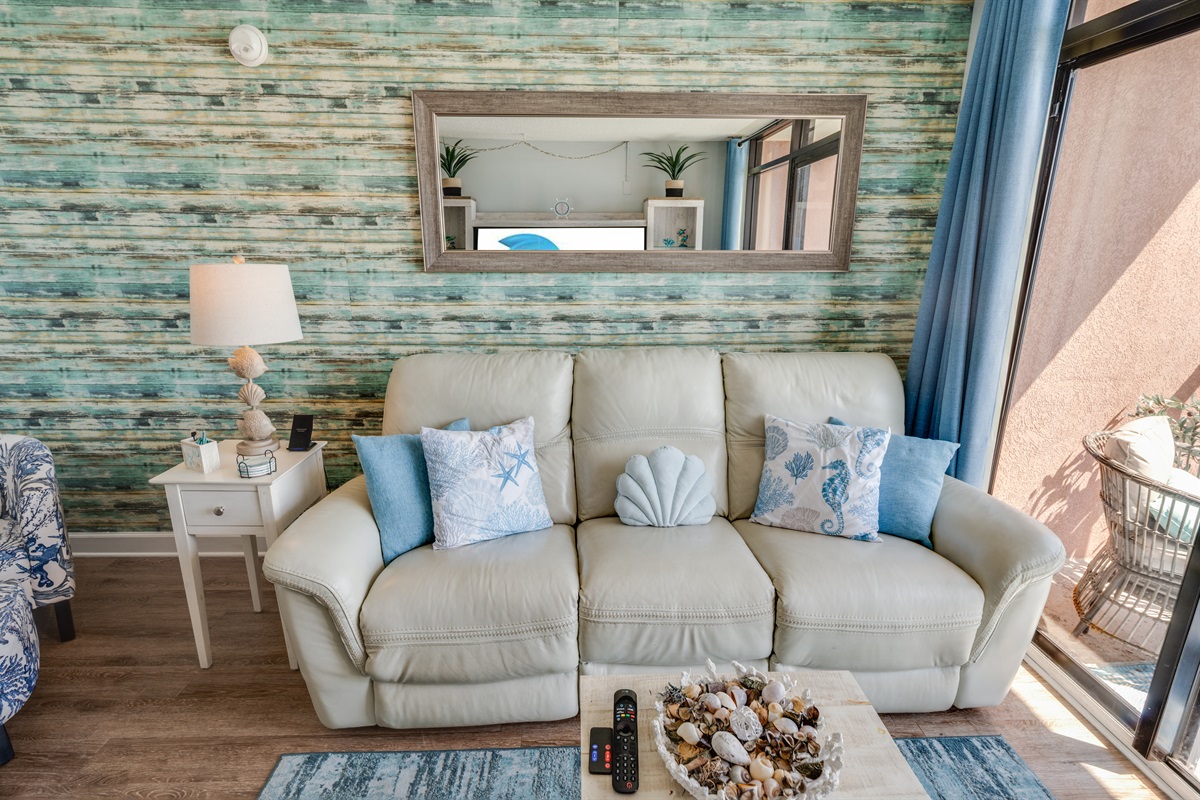 Large Living Room, Beautifully Decorated with Amazing Views