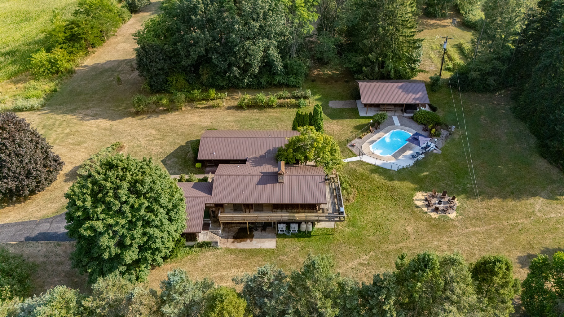 Private countryside retreat with pool, fire pit, and spacious grounds—perfect for relaxing getaways or family gatherings.