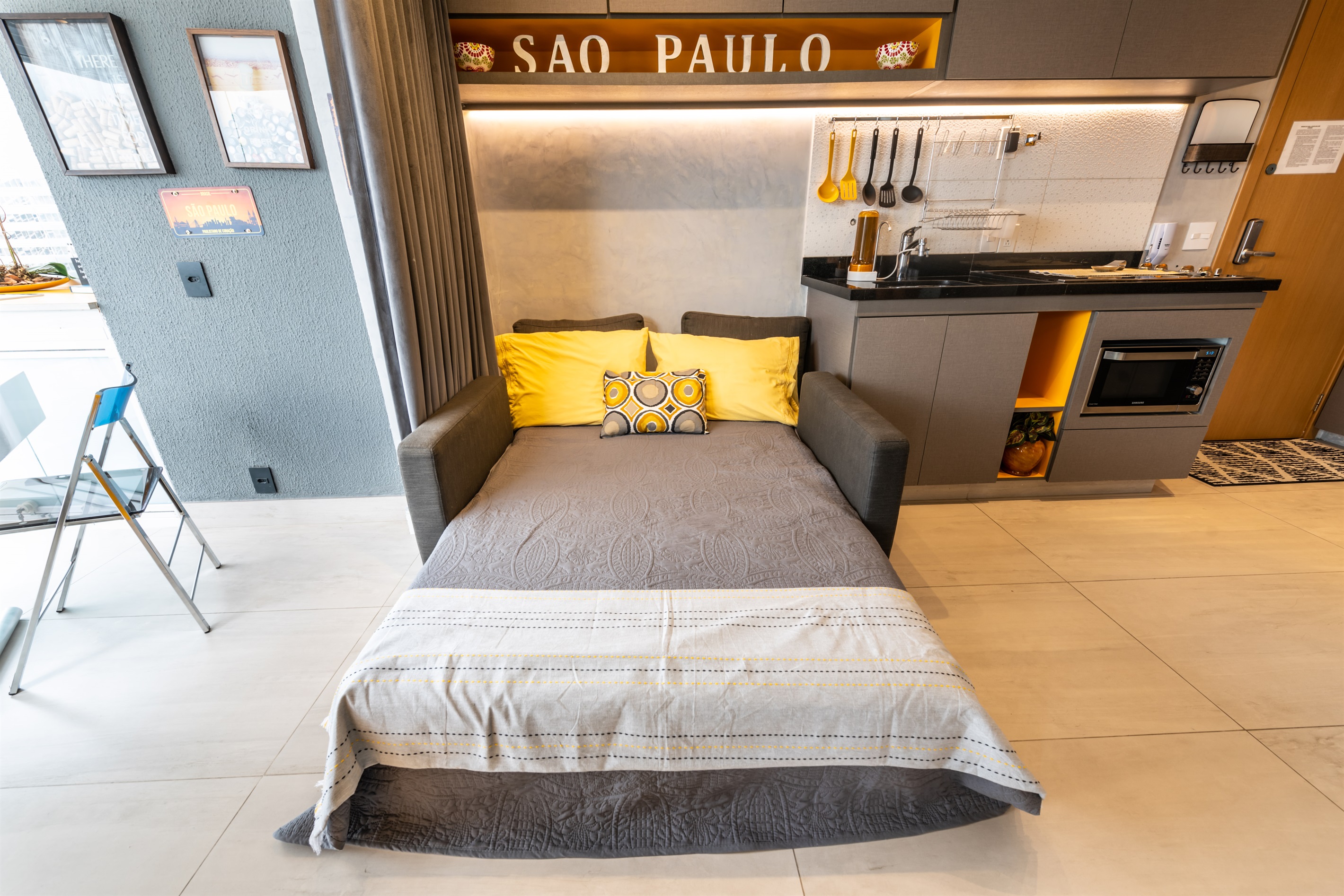 Sofá-cama espaçoso que acomoda até 2 hóspedes extras, perfeito para famílias e grupos.