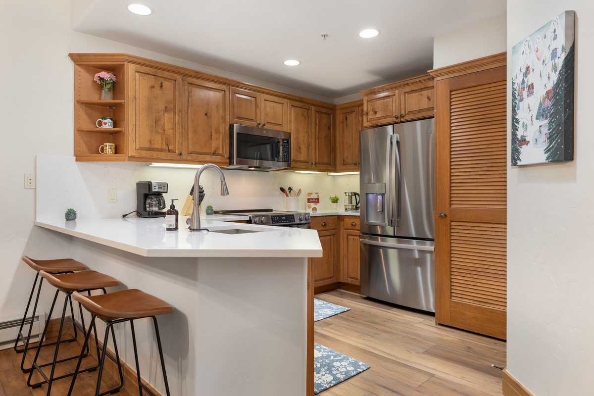 Fully Equipped Kitchen | Breakfast Bar for 3