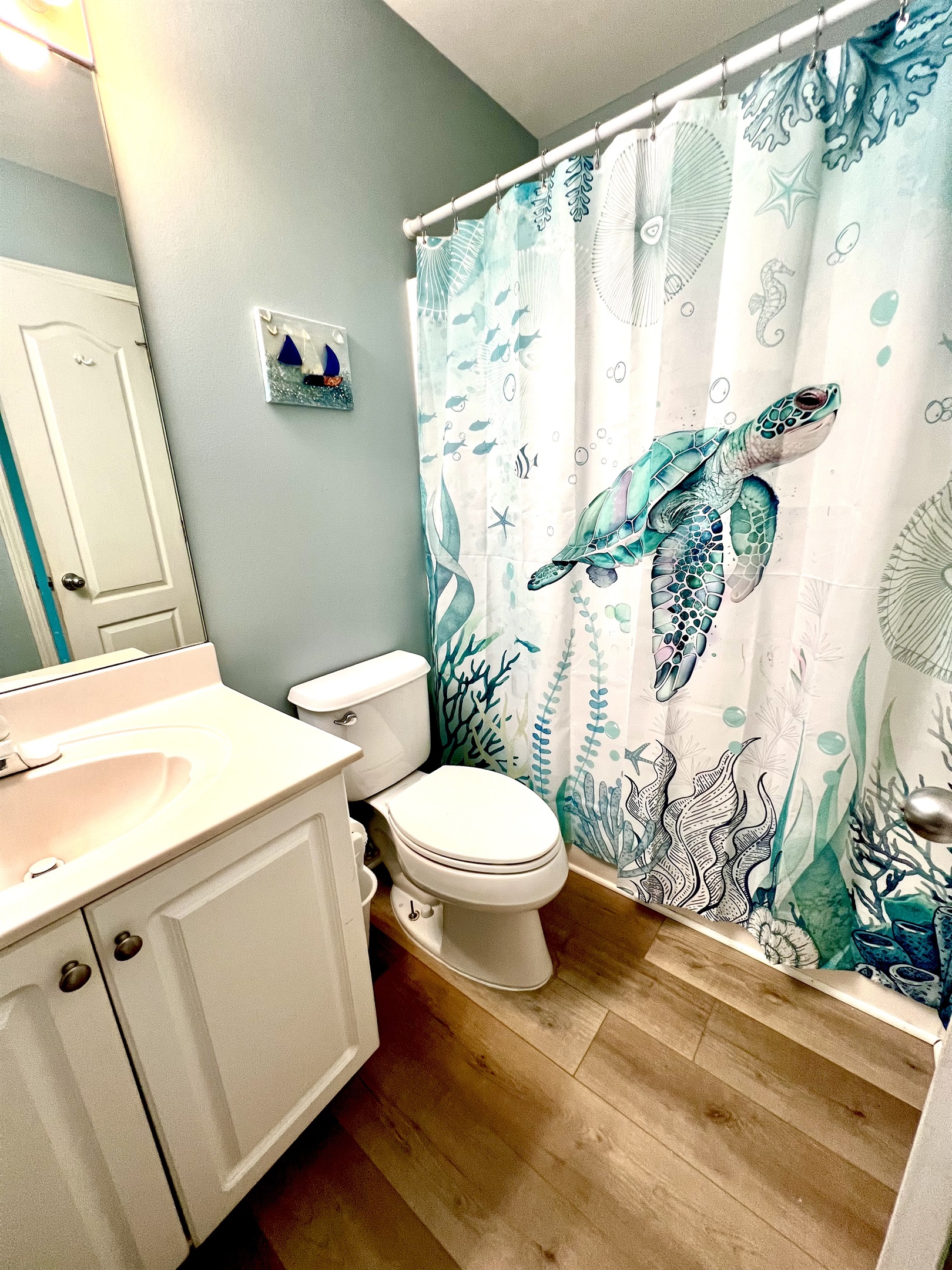 second bathroom upstairs with tub/shower