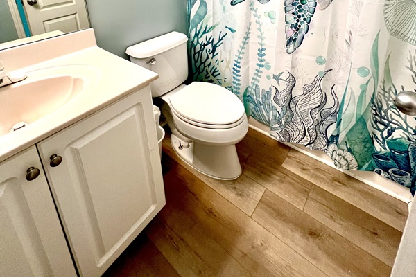 second bathroom upstairs with tub/shower