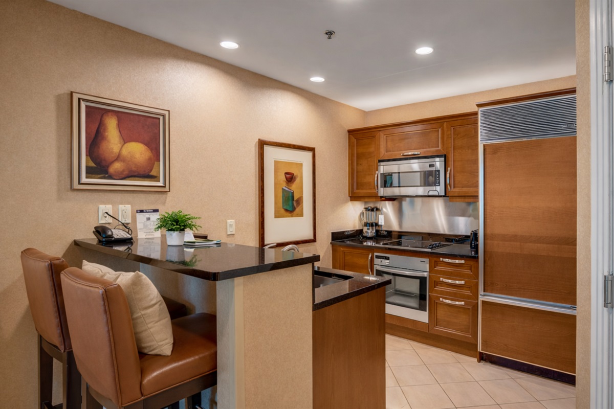 Gourmet Kitchen — Full Appliances, Counter Seating, Bar Stools, No Restaurant Required