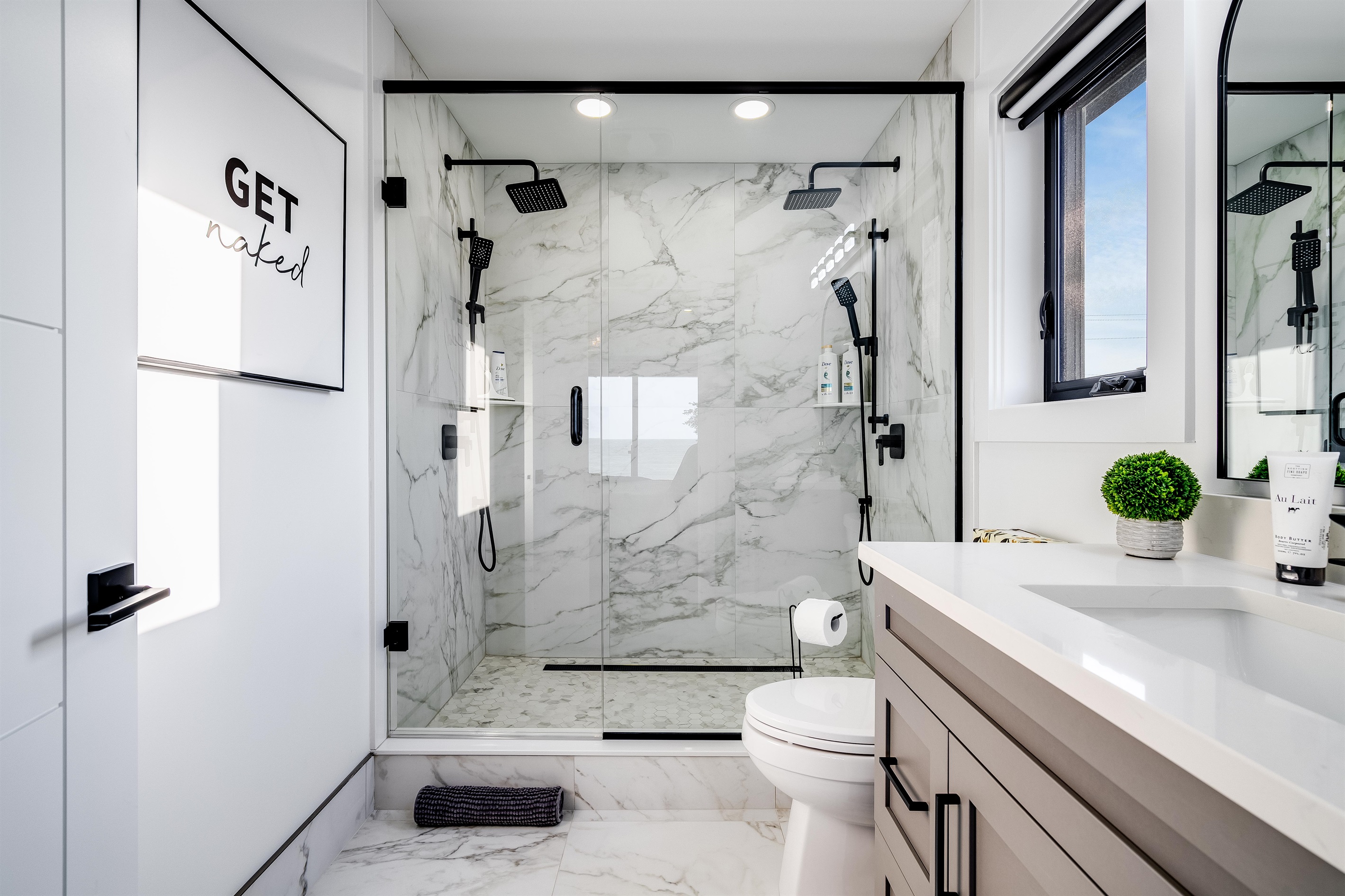 Full Bathroom, Matte and glossy surfaces create visual interest.