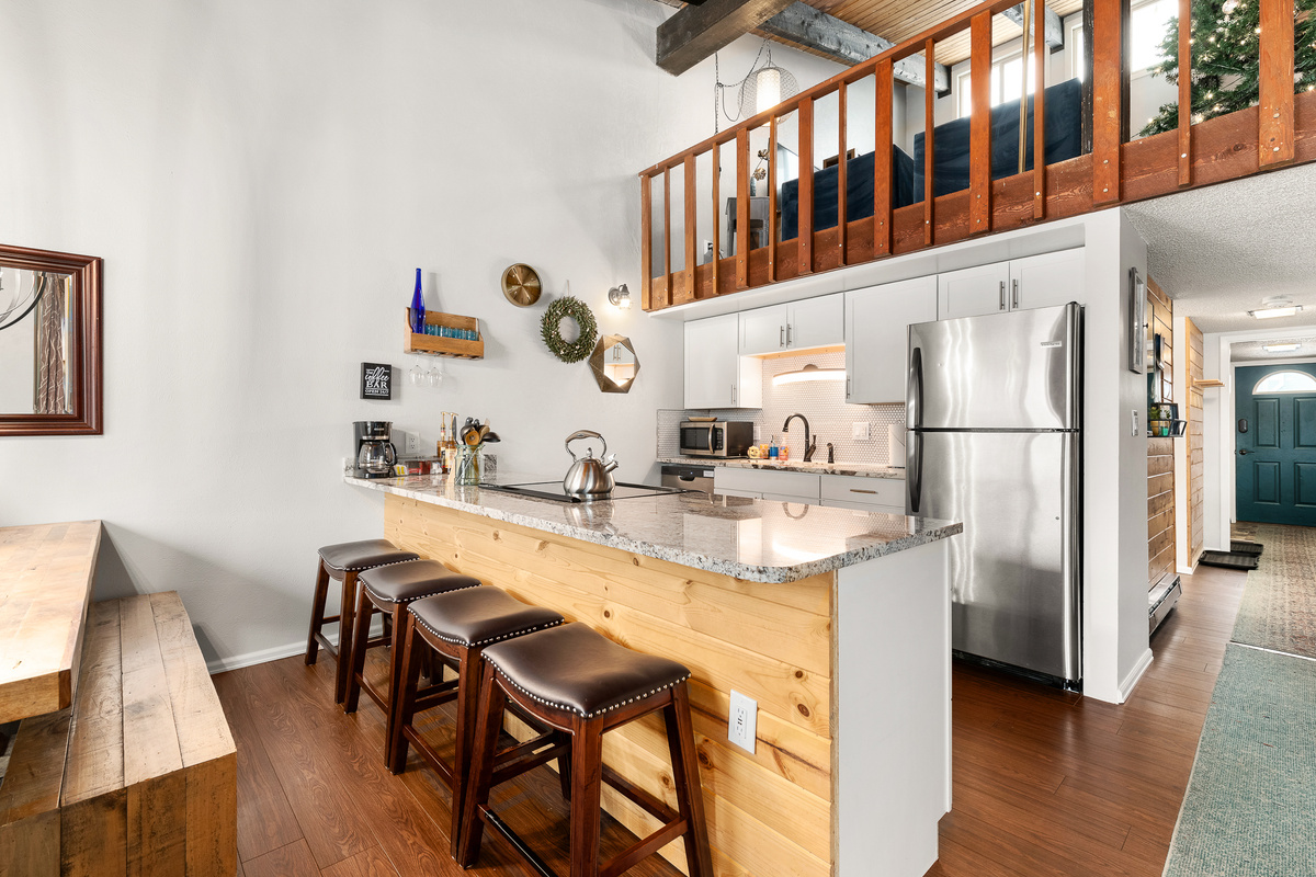 Kitchen | Breakfast Bar for 4
