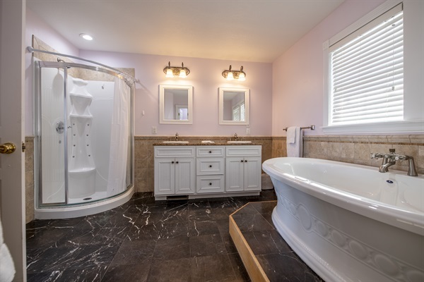 Take a break and relax in the luxurious spa-like bathroom of The Hemingway. Enjoy the warm, steamy shower and take pleasure in the elegant bathtub. Pamper yourself with the lavish vanity and g