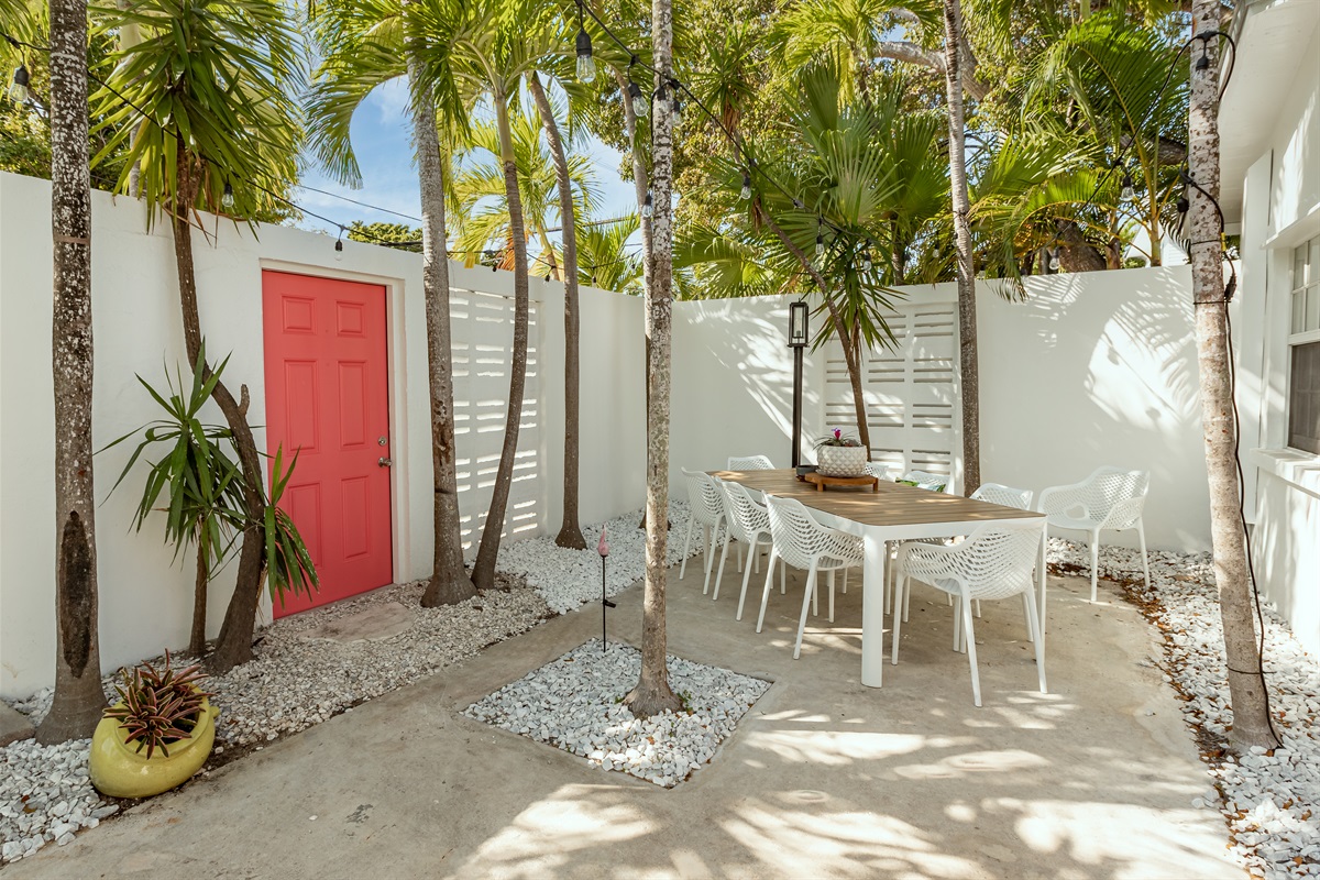Outdoor Dining Oasis: Enjoy al fresco meals under swaying palms and vibrant sunshine!