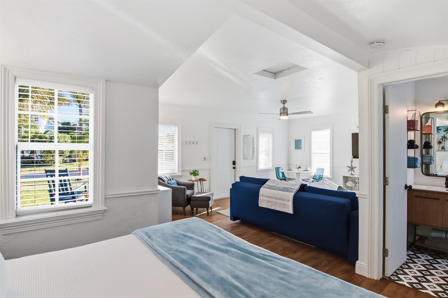 Paradise Pool Cottage House, King bed, en-suite bathroom, shower tub/combo